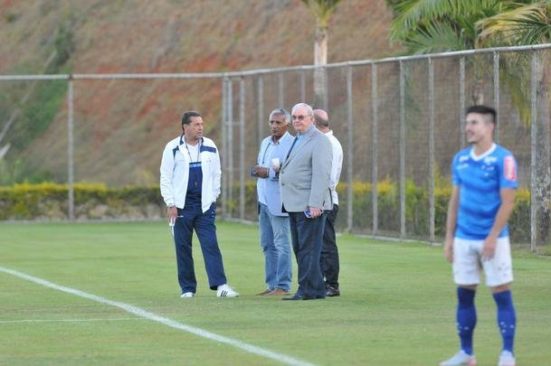 Alm da conversar com o lateral-direito Cear e o capito Fbio, novo diretor de futebol conversou com Luxemburgo e com o auxiliar Raul Plassmann