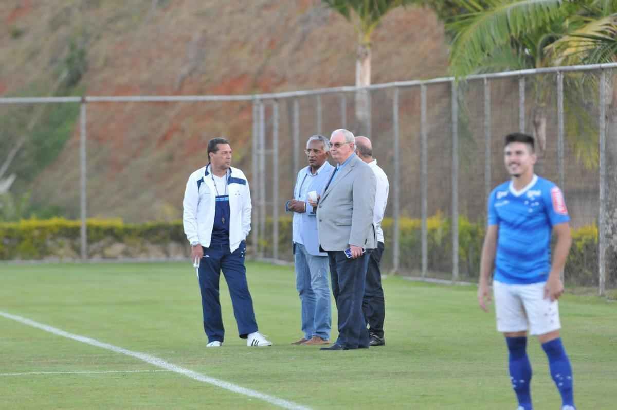 Alm da conversar com o lateral-direito Cear e o capito Fbio, novo diretor de futebol conversou com Luxemburgo e com o auxiliar Raul Plassmann