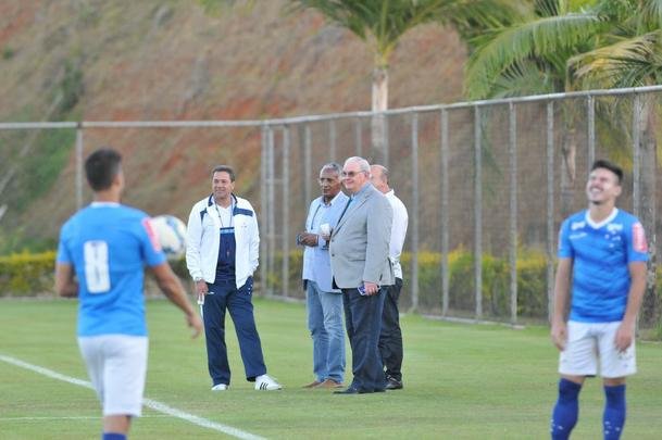 Alm da conversar com o lateral-direito Cear e o capito Fbio, novo diretor de futebol conversou com Luxemburgo e com o auxiliar Raul Plassmann