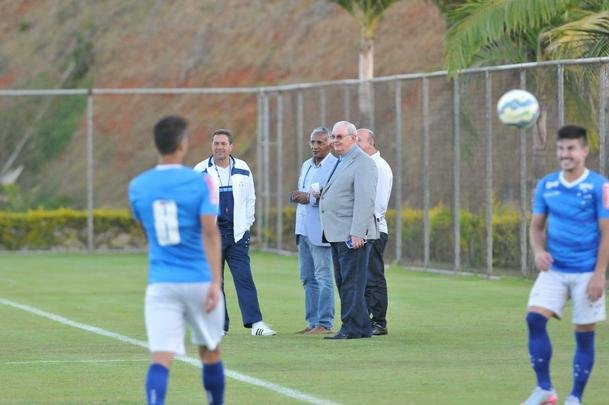 Alm da conversar com o lateral-direito Cear e o capito Fbio, novo diretor de futebol conversou com Luxemburgo e com o auxiliar Raul Plassmann