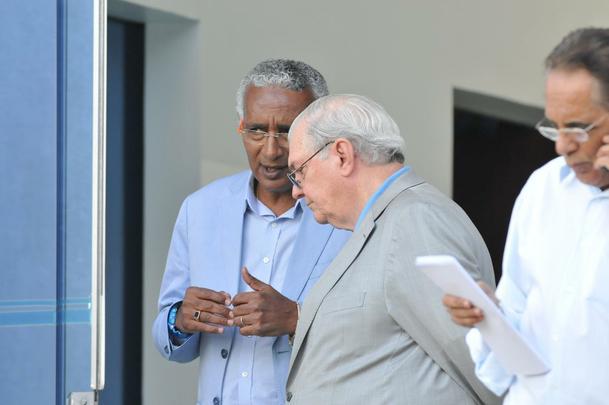 Alm do presidente Gilvan de Pinho Tavares, participaram da entrevista o gerente de futebol do Cruzeiro, Valdir Barbosa e o supervisor Benecy Queiroz