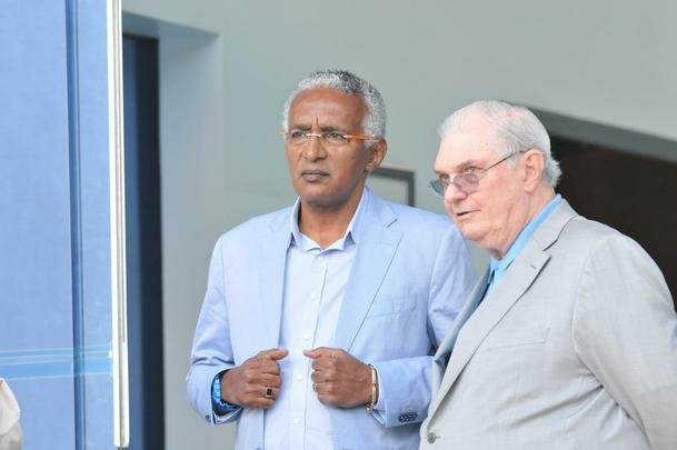 Alm do presidente Gilvan de Pinho Tavares, participaram da entrevista o gerente de futebol do Cruzeiro, Valdir Barbosa e o supervisor Benecy Queiroz
