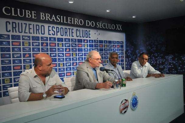 Alm do presidente Gilvan de Pinho Tavares, participaram da entrevista o gerente de futebol do Cruzeiro, Valdir Barbosa e o supervisor Benecy Queiroz
