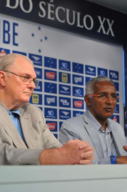 Alm do presidente Gilvan de Pinho Tavares, participaram da entrevista o gerente de futebol do Cruzeiro, Valdir Barbosa e o supervisor Benecy Queiroz