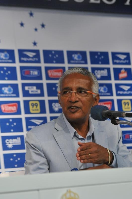 Alm do presidente Gilvan de Pinho Tavares, participaram da entrevista o gerente de futebol do Cruzeiro, Valdir Barbosa e o supervisor Benecy Queiroz