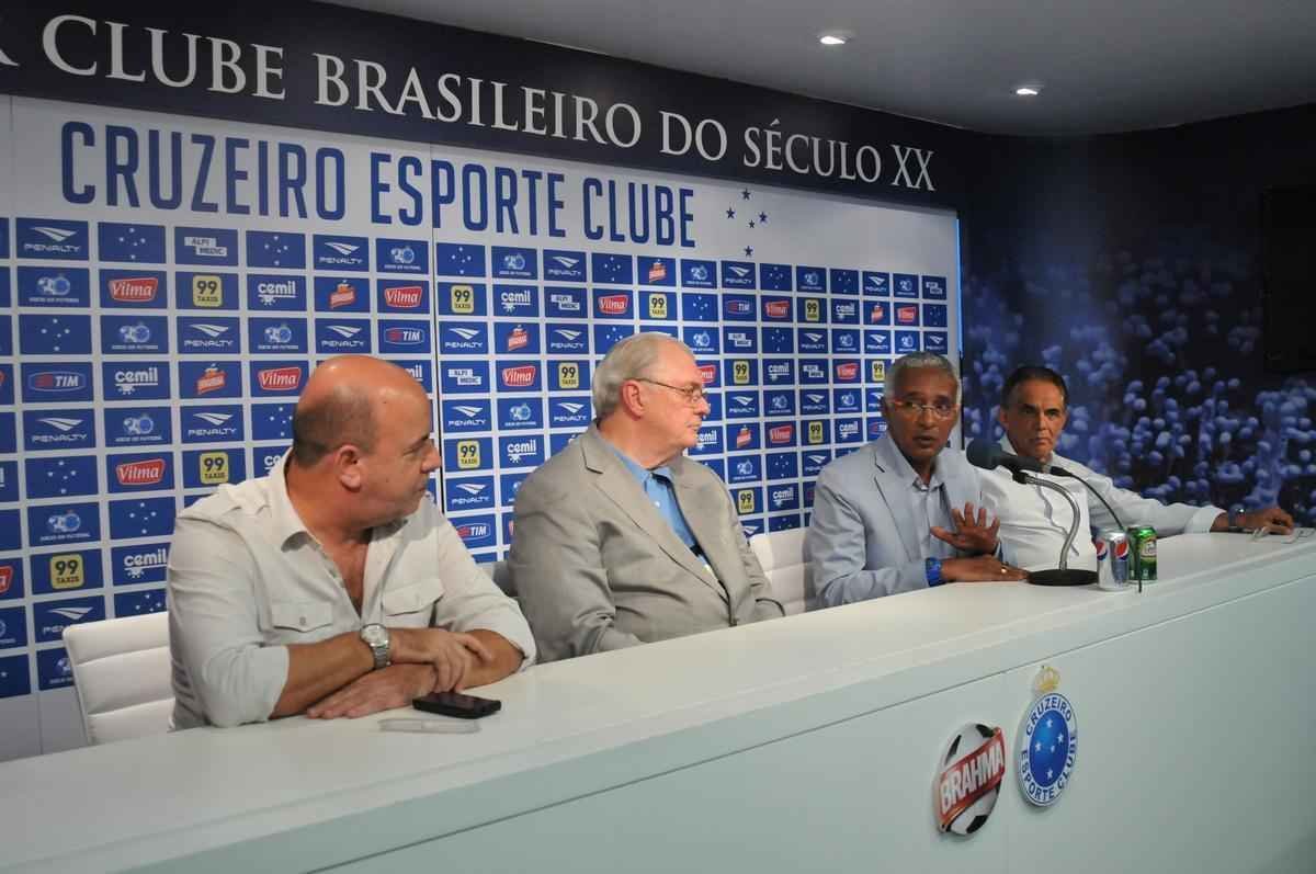Alm do presidente Gilvan de Pinho Tavares, participaram da entrevista o gerente de futebol do Cruzeiro, Valdir Barbosa e o supervisor Benecy Queiroz