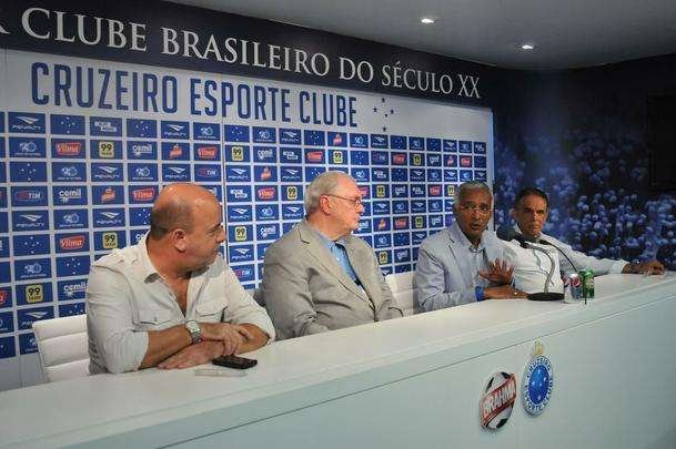 Alm do presidente Gilvan de Pinho Tavares, participaram da entrevista o gerente de futebol do Cruzeiro, Valdir Barbosa e o supervisor Benecy Queiroz