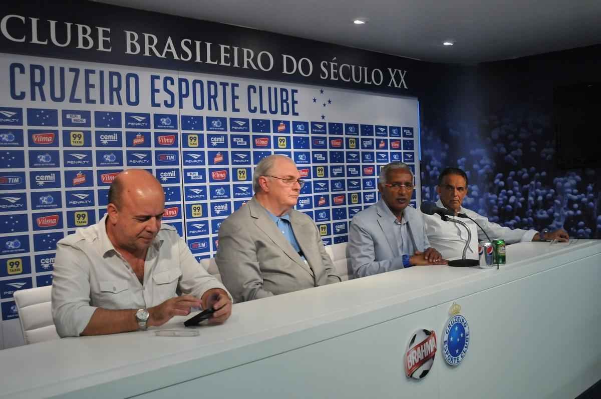 Alm do presidente Gilvan de Pinho Tavares, participaram da entrevista o gerente de futebol do Cruzeiro, Valdir Barbosa e o supervisor Benecy Queiroz