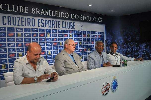 Alm do presidente Gilvan de Pinho Tavares, participaram da entrevista o gerente de futebol do Cruzeiro, Valdir Barbosa e o supervisor Benecy Queiroz