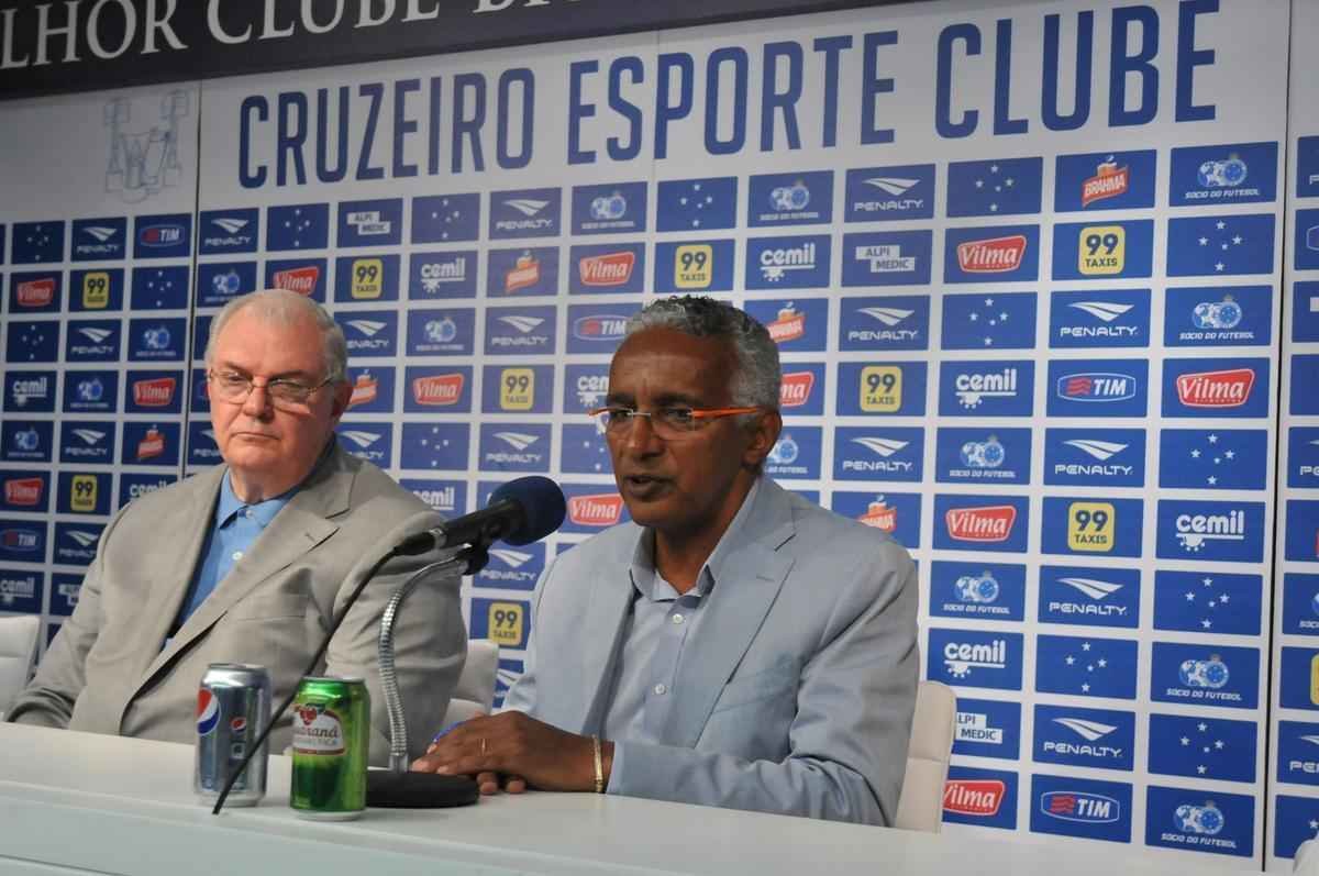 Alm do presidente Gilvan de Pinho Tavares, participaram da entrevista o gerente de futebol do Cruzeiro, Valdir Barbosa e o supervisor Benecy Queiroz