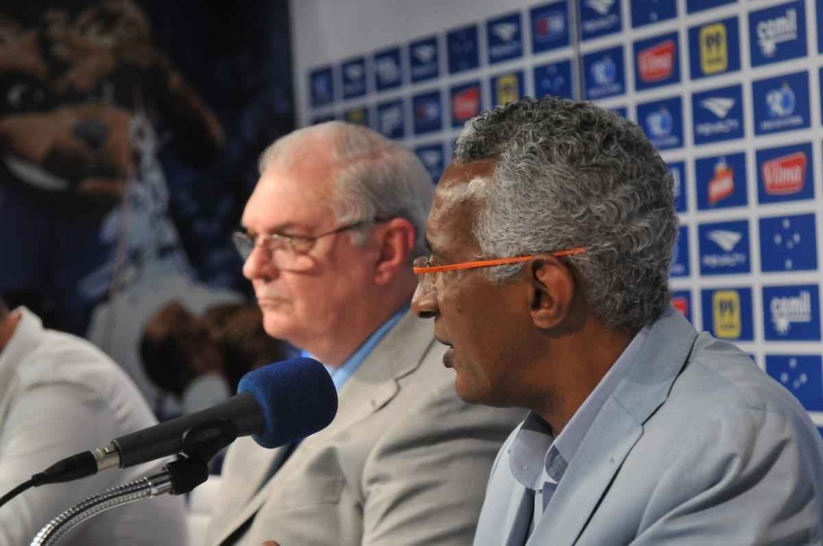 Alm do presidente Gilvan de Pinho Tavares, participaram da entrevista o gerente de futebol do Cruzeiro, Valdir Barbosa e o supervisor Benecy Queiroz