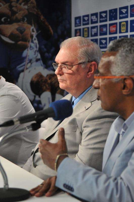 Alm do presidente Gilvan de Pinho Tavares, participaram da entrevista o gerente de futebol do Cruzeiro, Valdir Barbosa e o supervisor Benecy Queiroz