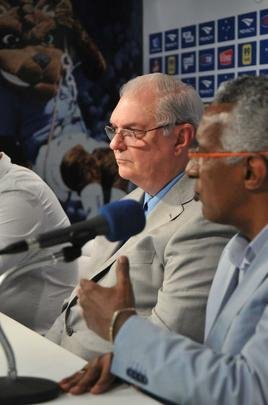 Alm do presidente Gilvan de Pinho Tavares, participaram da entrevista o gerente de futebol do Cruzeiro, Valdir Barbosa e o supervisor Benecy Queiroz