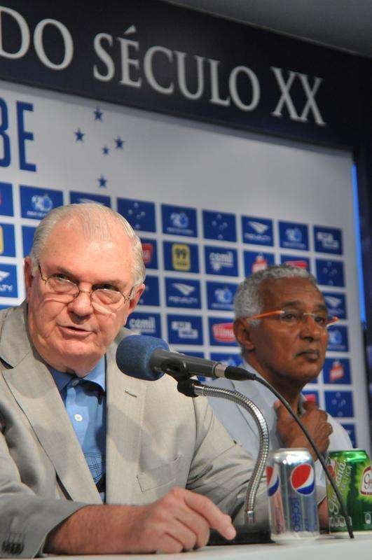 Alm do presidente Gilvan de Pinho Tavares, participaram da entrevista o gerente de futebol do Cruzeiro, Valdir Barbosa e o supervisor Benecy Queiroz