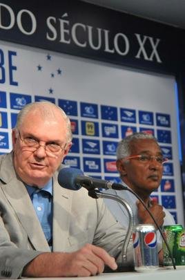 Alm do presidente Gilvan de Pinho Tavares, participaram da entrevista o gerente de futebol do Cruzeiro, Valdir Barbosa e o supervisor Benecy Queiroz