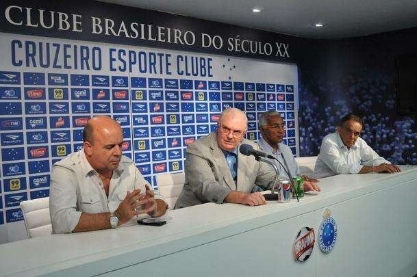 Alm do presidente Gilvan de Pinho Tavares, participaram da entrevista o gerente de futebol do Cruzeiro, Valdir Barbosa e o supervisor Benecy Queiroz
