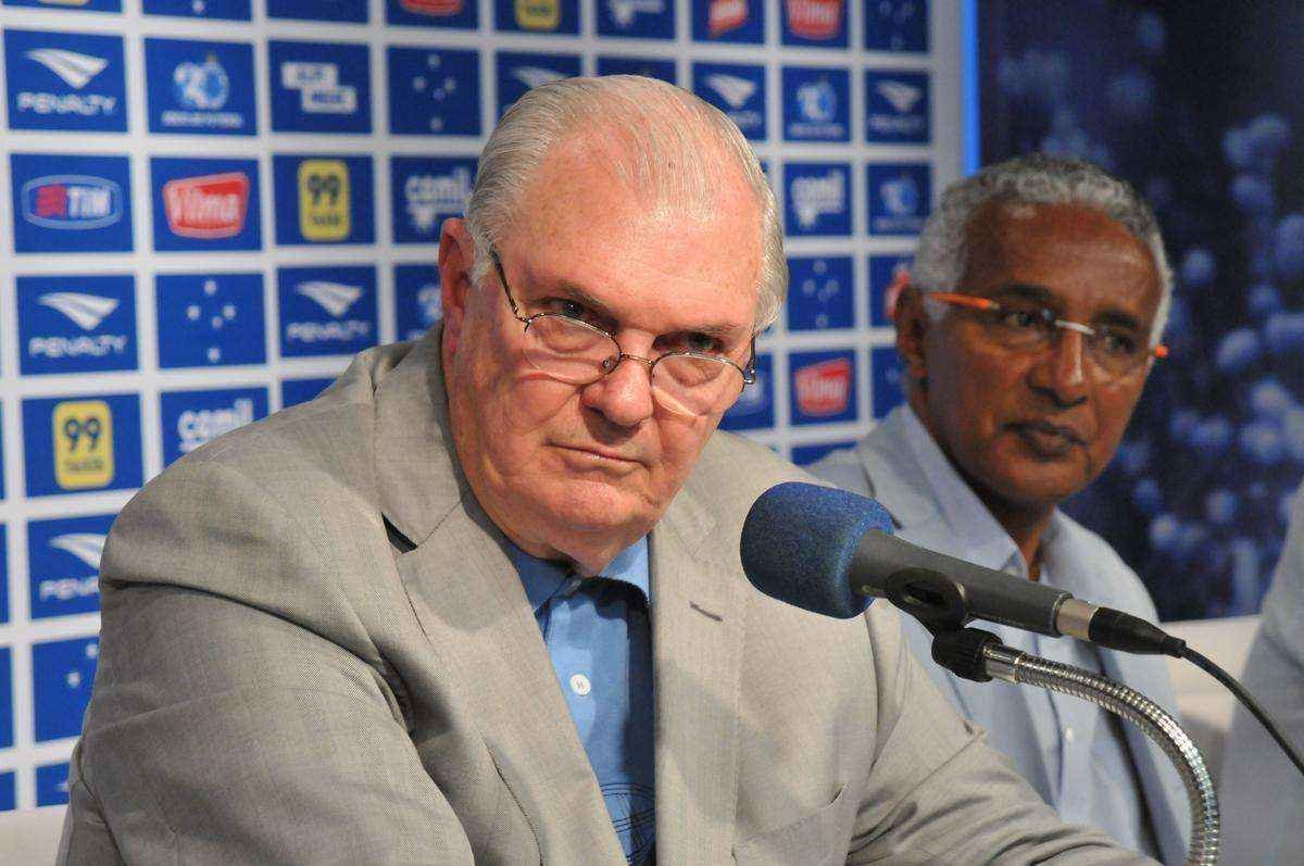 Alm do presidente Gilvan de Pinho Tavares, participaram da entrevista o gerente de futebol do Cruzeiro, Valdir Barbosa e o supervisor Benecy Queiroz
