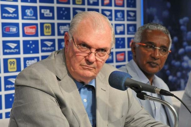 Alm do presidente Gilvan de Pinho Tavares, participaram da entrevista o gerente de futebol do Cruzeiro, Valdir Barbosa e o supervisor Benecy Queiroz