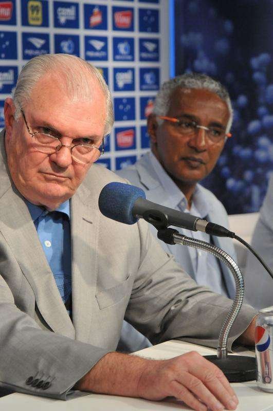 Alm do presidente Gilvan de Pinho Tavares, participaram da entrevista o gerente de futebol do Cruzeiro, Valdir Barbosa e o supervisor Benecy Queiroz