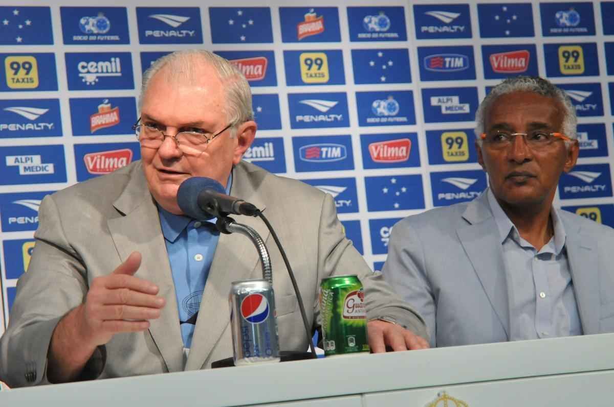 Alm do presidente Gilvan de Pinho Tavares, participaram da entrevista o gerente de futebol do Cruzeiro, Valdir Barbosa e o supervisor Benecy Queiroz