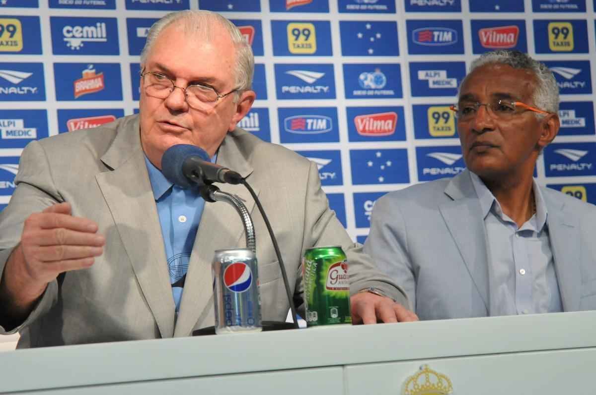 Alm do presidente Gilvan de Pinho Tavares, participaram da entrevista o gerente de futebol do Cruzeiro, Valdir Barbosa e o supervisor Benecy Queiroz
