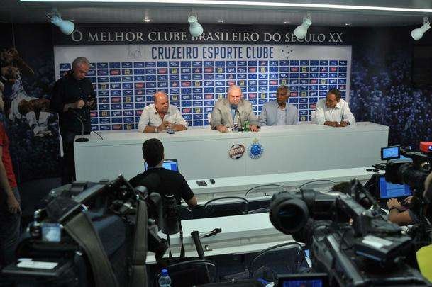 Alm do presidente Gilvan de Pinho Tavares, participaram da entrevista o gerente de futebol do Cruzeiro, Valdir Barbosa e o supervisor Benecy Queiroz