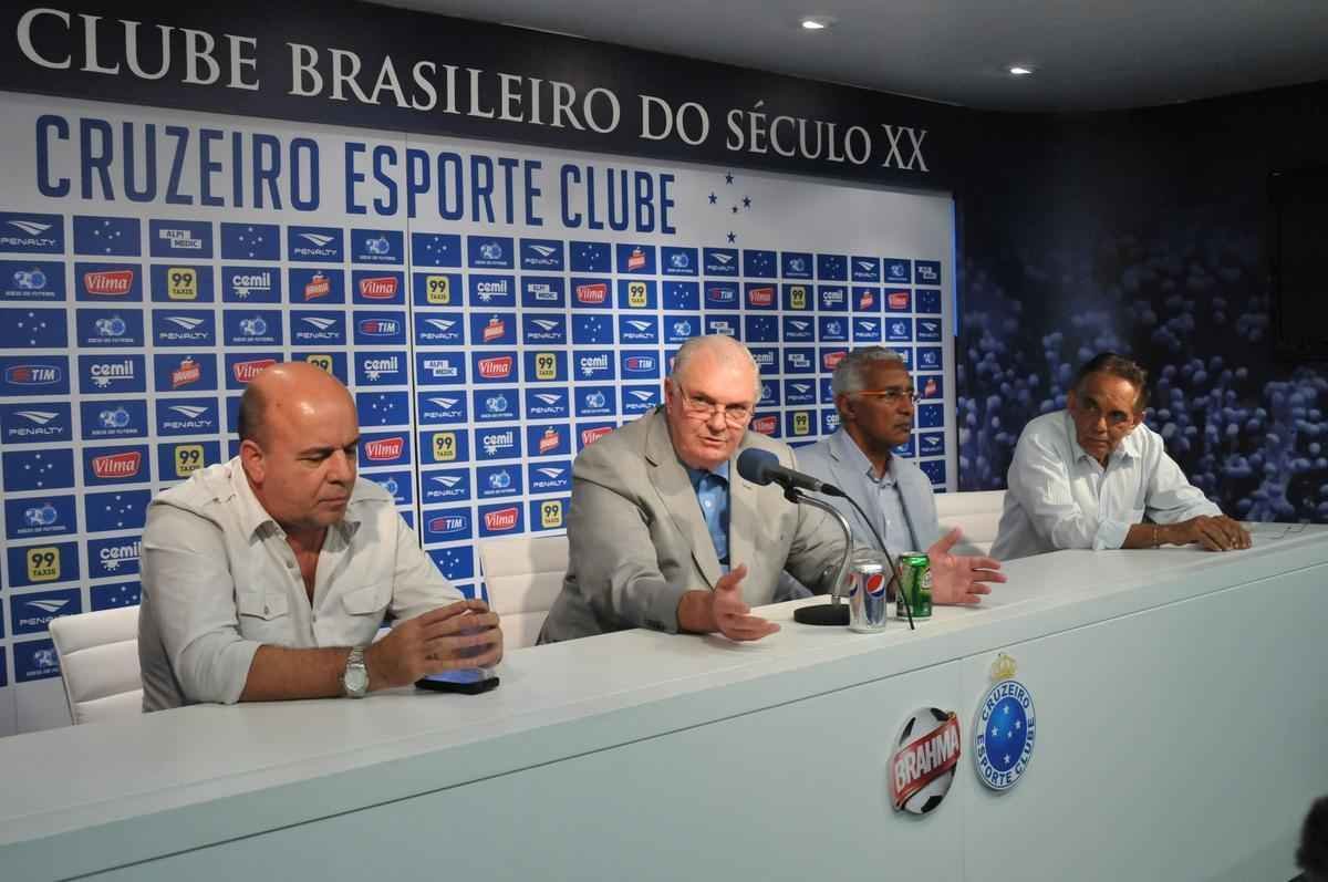 Alm do presidente Gilvan de Pinho Tavares, participaram da entrevista o gerente de futebol do Cruzeiro, Valdir Barbosa e o supervisor Benecy Queiroz
