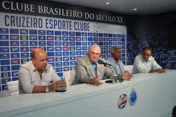 Alm do presidente Gilvan de Pinho Tavares, participaram da entrevista o gerente de futebol do Cruzeiro, Valdir Barbosa e o supervisor Benecy Queiroz