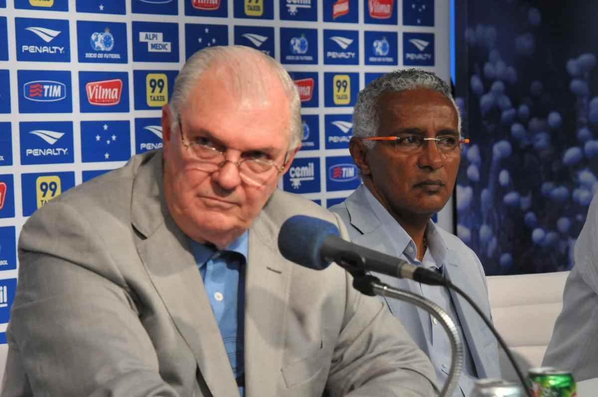 Alm do presidente Gilvan de Pinho Tavares, participaram da entrevista o gerente de futebol do Cruzeiro, Valdir Barbosa e o supervisor Benecy Queiroz