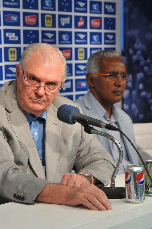 Alm do presidente Gilvan de Pinho Tavares, participaram da entrevista o gerente de futebol do Cruzeiro, Valdir Barbosa e o supervisor Benecy Queiroz