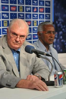 Alm do presidente Gilvan de Pinho Tavares, participaram da entrevista o gerente de futebol do Cruzeiro, Valdir Barbosa e o supervisor Benecy Queiroz