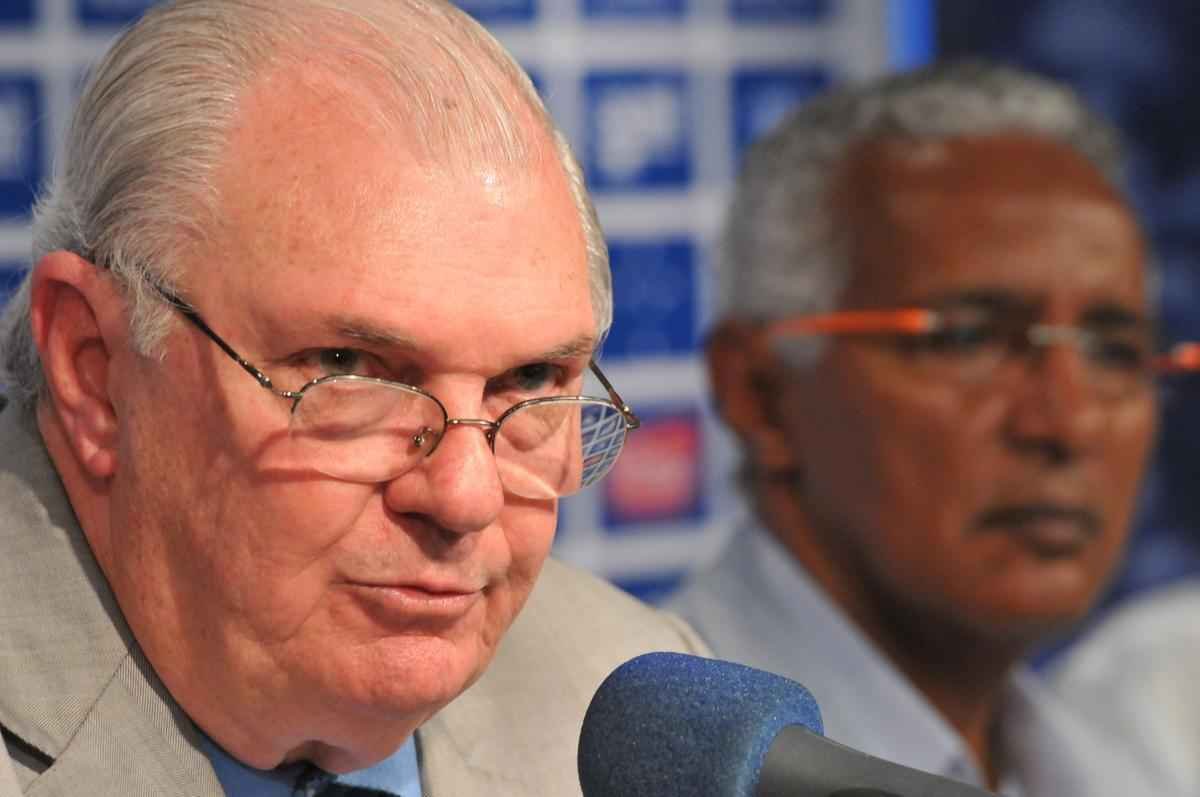 Alm do presidente Gilvan de Pinho Tavares, participaram da entrevista o gerente de futebol do Cruzeiro, Valdir Barbosa e o supervisor Benecy Queiroz