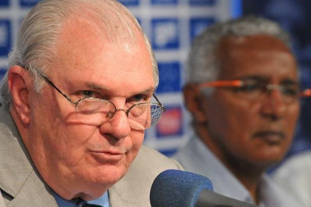 Alm do presidente Gilvan de Pinho Tavares, participaram da entrevista o gerente de futebol do Cruzeiro, Valdir Barbosa e o supervisor Benecy Queiroz