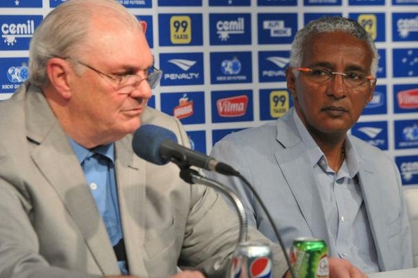 Alm do presidente Gilvan de Pinho Tavares, participaram da entrevista o gerente de futebol do Cruzeiro, Valdir Barbosa e o supervisor Benecy Queiroz