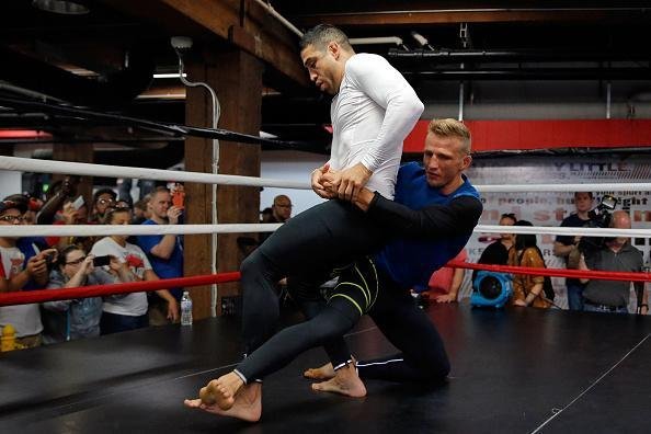 Imagens do treino aberto do UFC em Chicago - TJ Dillashaw