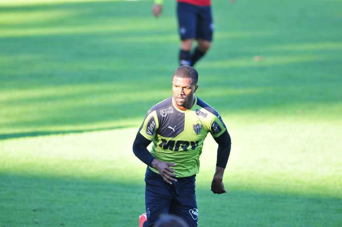 Carlos Csar rodou por outros clubes, mas voltou para o Atltico e jogou algumas vezes no Brasileiro'2015