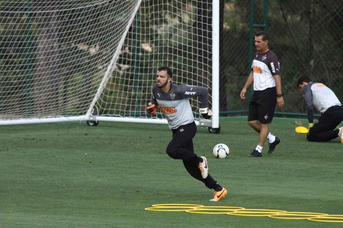 Giovanni  reserva de Victor e faz parte do elenco do Galo desde 2011. 