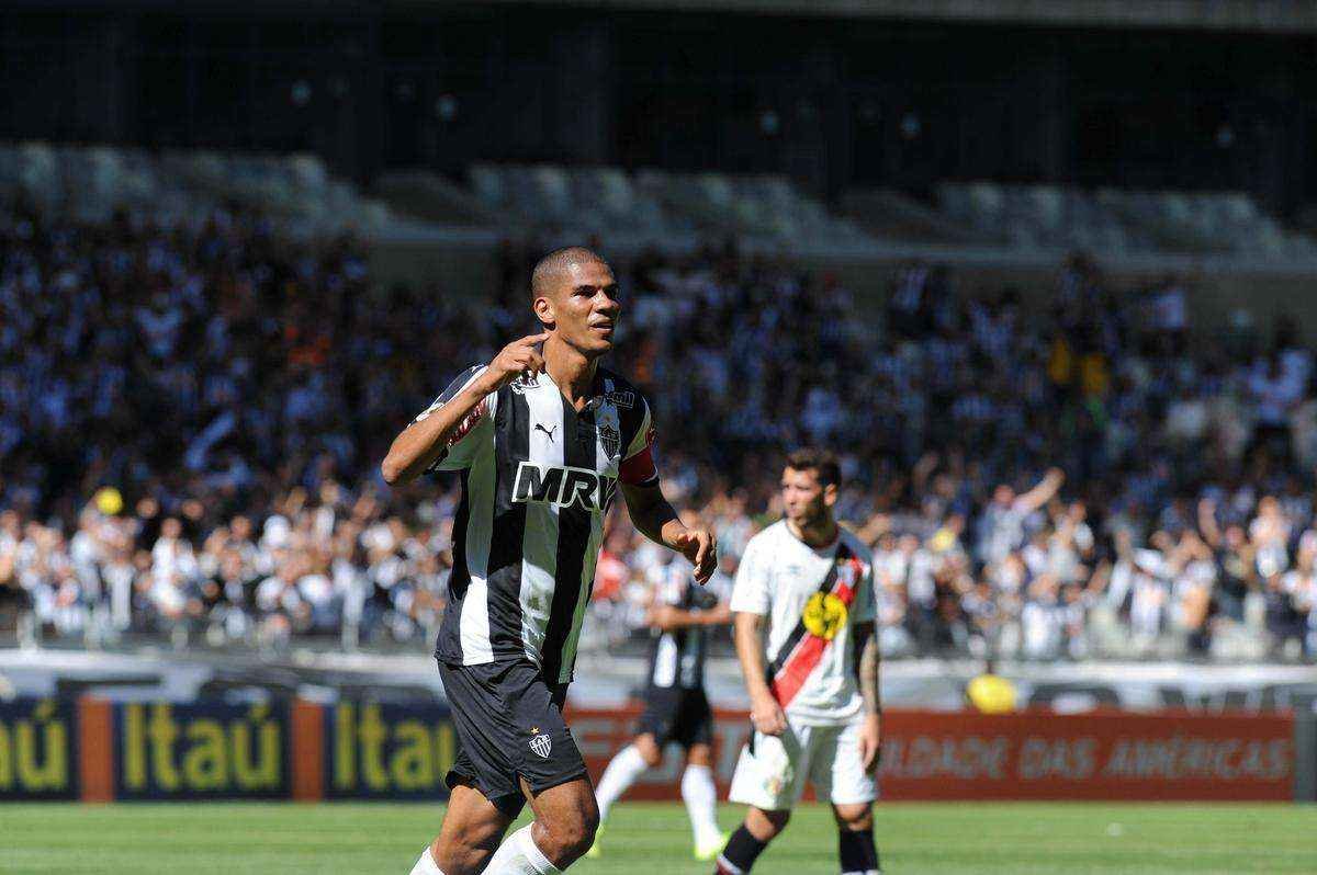 Com a sada de Rver, Leonardo Silva assumiu a condio de capito do time, ergueu as taas da Recopa e da Copa do Brasil. Ainda  titular da zaga do Atltico.