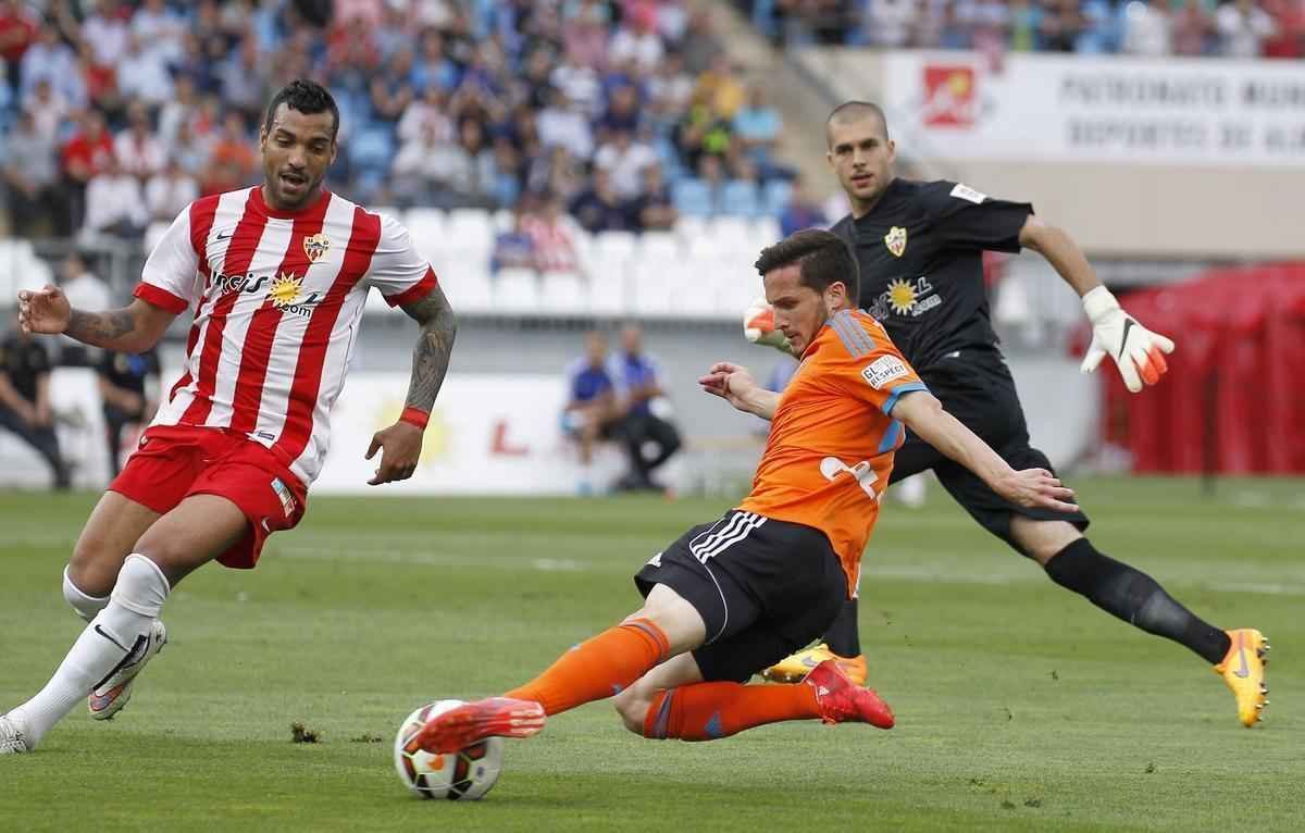 Titular na finalssima, o lateral-direito Michel voltou para o Almera, Espanha, e acabou rebaixado no campeonato local. Ele passou parte do ano no departamento mdico.