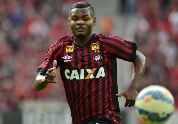 Niko disputa a Srie A do Brasileiro pelo Atltico-PR.  um dos destaques do time. 