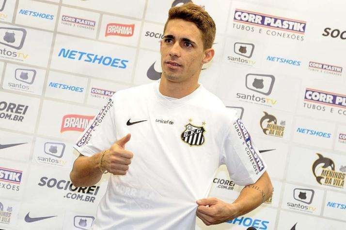 Berola hoje est emprestado ao Santos. Chegou a jogar no futebol rabe, mas no foi aproveitado por Levir quando retornou ao Brasil.