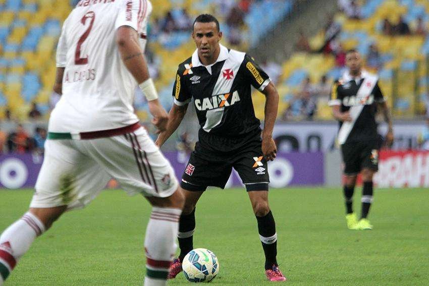Serginho  titular do Vasco da Gama. O volante chegou a passar pelo Cricima.