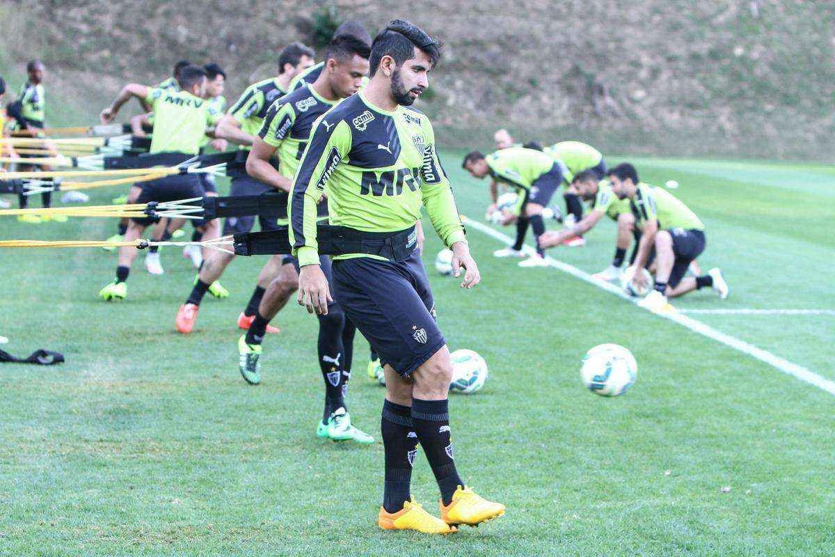 Guilherme permanece no Atltico. Mas at quando? A renovao foi uma novela. Depois, o meia-atacante teve uma negociao com o Cruz Azul, do Mxico, no concretizada. De volta ao Galo, ele reclamou de falta de oportunidades no time. Ainda assim, garantiu foco no clube, mas no descartou uma transferncia.