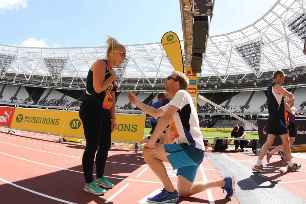 O ingls Matt Simpson pede em casamento a namorada Katie Perry, na linha de chegada da pista de atletismo do Estdio Olmpico de Londres