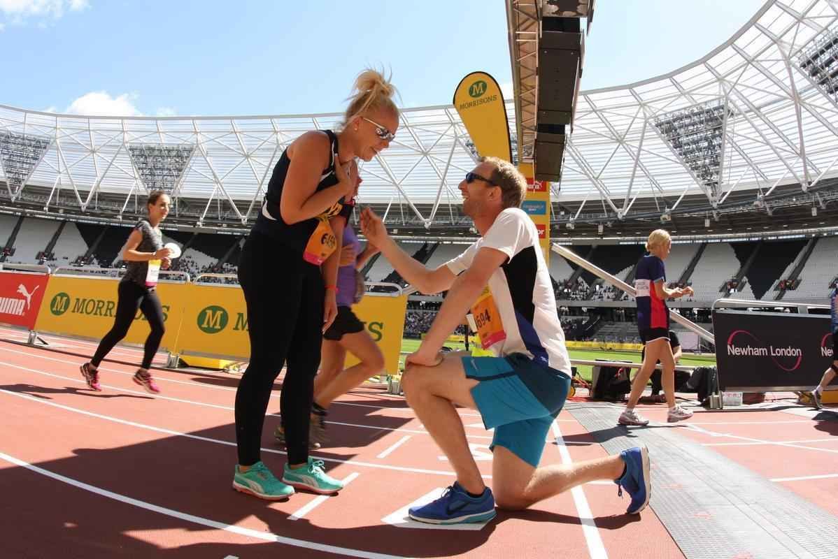 O ingls Matt Simpson pede em casamento a namorada Katie Perry, na linha de chegada da pista de atletismo do Estdio Olmpico de Londres