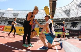O ingls Matt Simpson pede em casamento a namorada Katie Perry, na linha de chegada da pista de atletismo do Estdio Olmpico de Londres