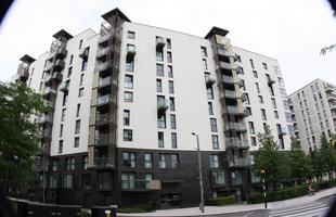 Vila dos Atletas de Londres. Hoje, bairro residencial East London. No detalhe, o prdio onde ficaram os brasileiros