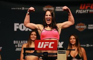 Imagens da pesagem e encaradas do UFC em Chicago - Jessica Eye