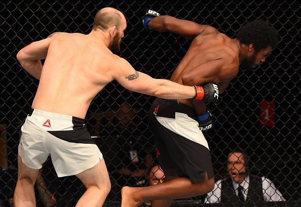 Fotos das lutas e bastidores do UFC em Chicago - Zak Cummings (bermuda branca) derrotou Dominique Steel por nocaute tcnico