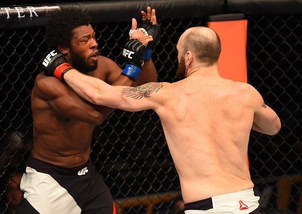 Fotos das lutas e bastidores do UFC em Chicago - Zak Cummings (bermuda branca) derrotou Dominique Steel por nocaute tcnico